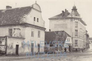 Východní strana náměstí s barokním domem milevské fary kolem roku 1950