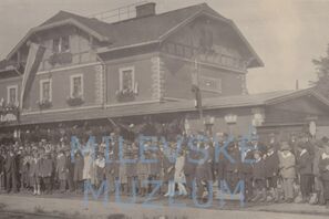 Vítání prvního rychlíku na milevském nádraží před rokem 1920